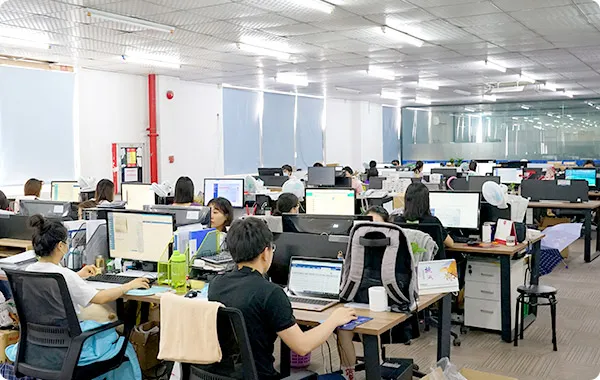 MOKOSmart 사무실 직원들이 업무에 집중하고 있습니다.