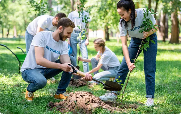 Mitarbeiter nehmen an Baumpflanzaktionen teil