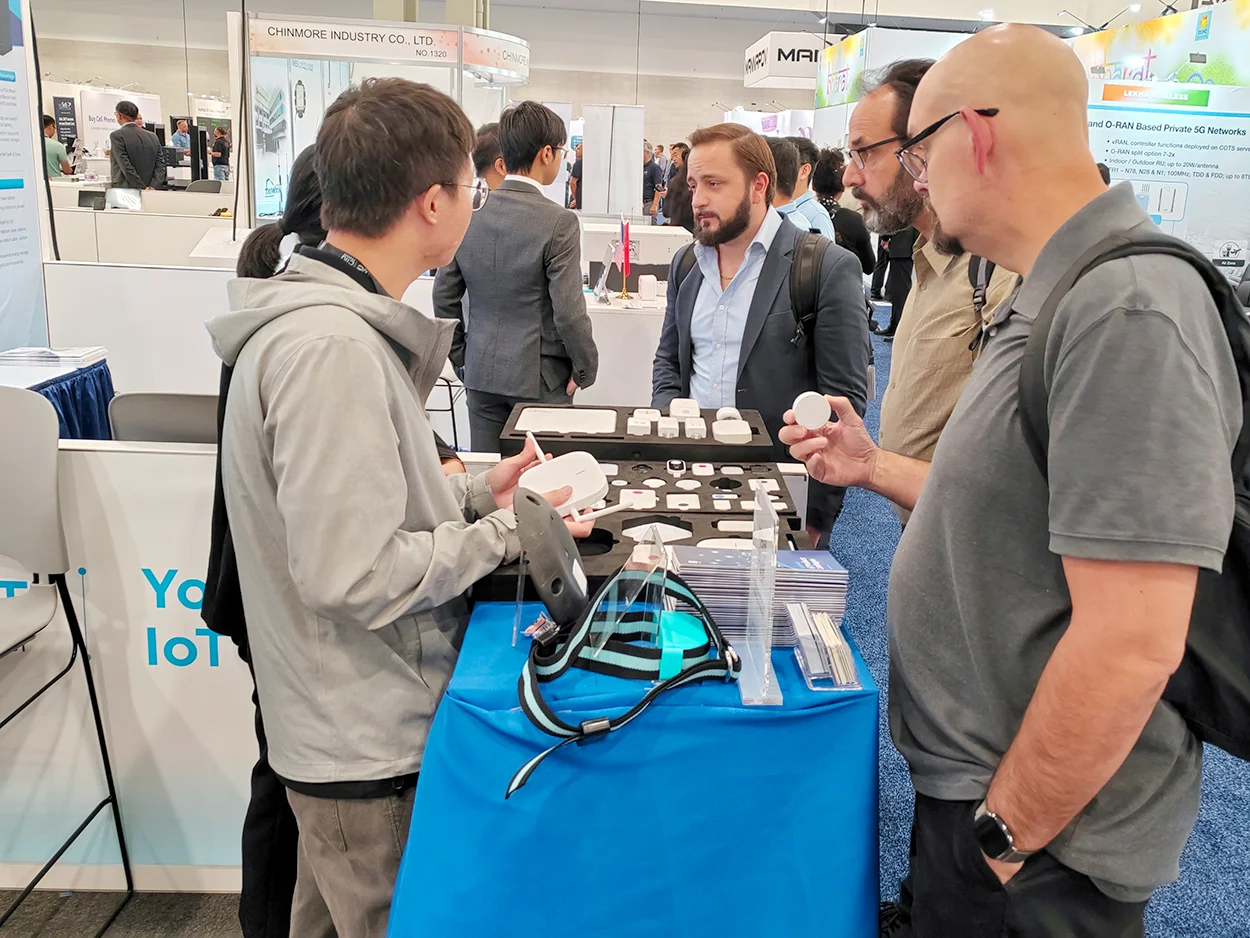 MOKOSmart专家与客户交谈MWC