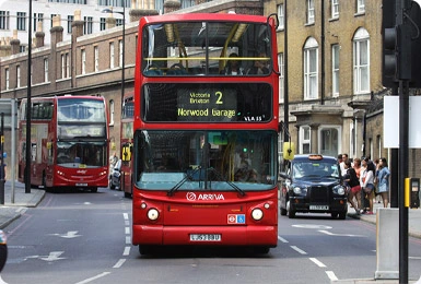 autobús rojo de dos pisos