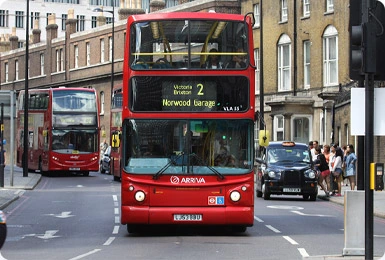 autobus rosso a due piani
