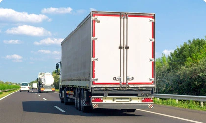 Gekoelde vrachtwagen met sensoren bewaakt de levering van de lading in de koelketen