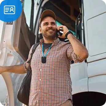 Fahrer steht mit einem H8 um den Hals neben dem LKW