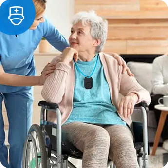 Die ältere Frau im Rollstuhl mit H8 um den Hals