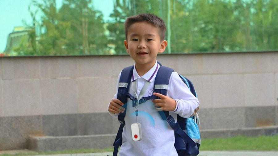 Mongolisches Schulkind, das LW004-PB Lorawan Panic Button-Gerät für Notfallsicherheit im Berggelände trägt