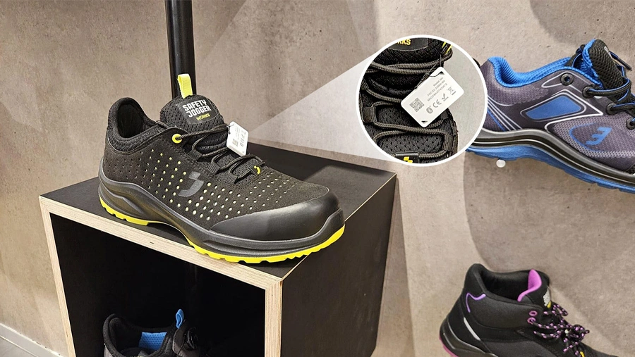Sportschuhe, die auf hölzernen Sockeln mit MOKO M4 Lite Ble -Tags zur automatisierten Besucherinteraktionsüberwachung auf Trade -Ausstellungen ausgestellt sind