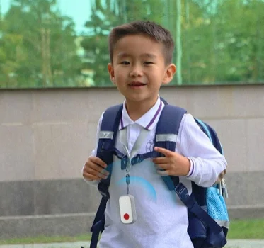 LW004 LoRaWAN safety device for child SOS and location tracking.