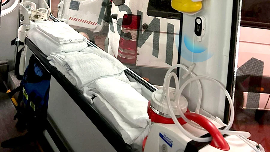 H4Pro temperature and humidity sensor installed on the wall of a Mexican ambulance monitoring the environment.