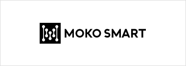 높은 대비를 위해 가로 방향으로 배치된 검정색 MOKO SMART 브랜드 마크입니다.