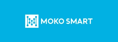 파란색 배경에 흰색 글씨로 된 가로형 MOKO SMART 브랜드 마크.