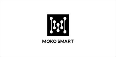 흰색 배경에 검정색으로 세로로 인쇄된 MOKO SMART 로고.