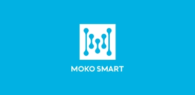 청록색 배경에 흰색 아이콘과 텍스트가 있는 세로형 MOKO SMART 로고.