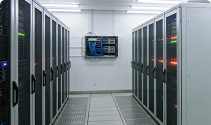 Ряды серверных стоек в центре обработки данных, демонстрирующие важность мониторинга температуры и влажности для ИТ-инфраструктуры.