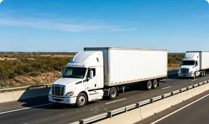 Eine Flotte von Lastwagen auf der Autobahn repräsentiert LoRaWAN-Fahrzeugortungslösungen.