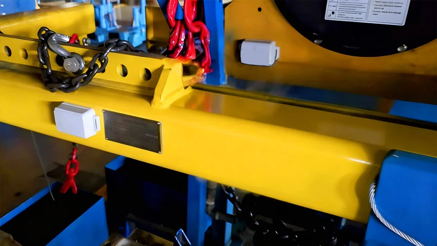 M6 rugged Bluetooth tag installed on factory equipment for real-time industrial asset tracking and maintenance.