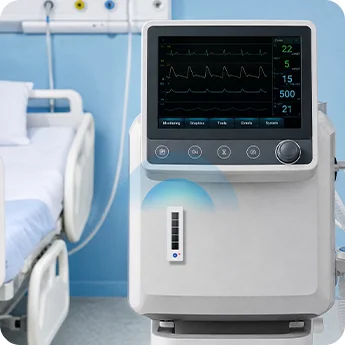 Étiquette intelligente M10 utilisée pour le suivi des équipements de santé sur un moniteur patient hospitalier.
