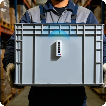 Un employé d'entrepôt transporte une caisse en plastique équipée d'une étiquette d'identification M10 BLE.