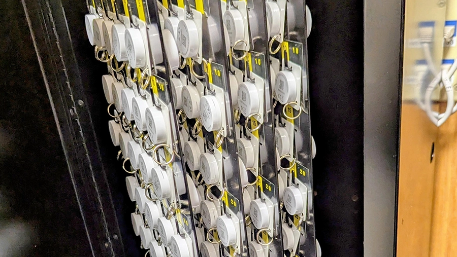 Numbered room card with compact BLE tags for quick tracking.