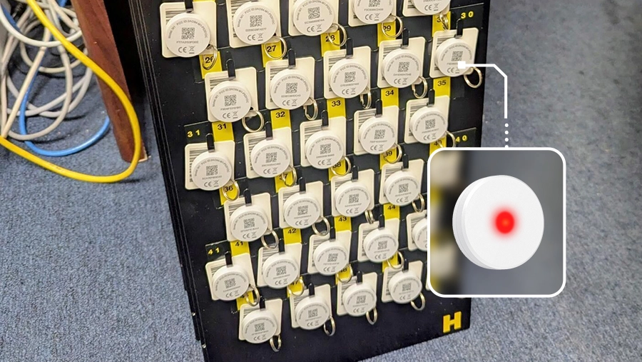 M1P LED tags help staffs manage room cards on multi-floor rack.